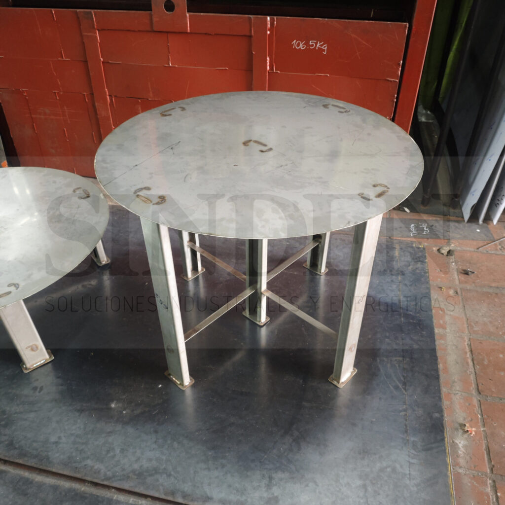 Mesa con base de acero inoxidable fabricada en SINDEN