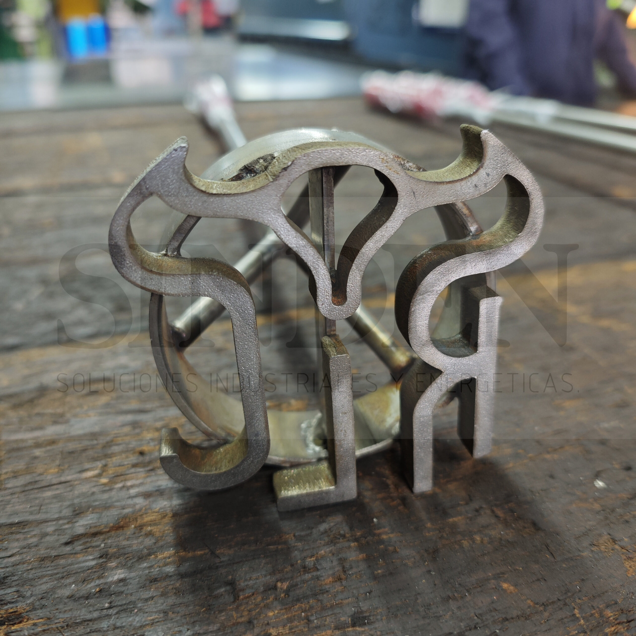 Marca de ganado con letras cursivas dobles