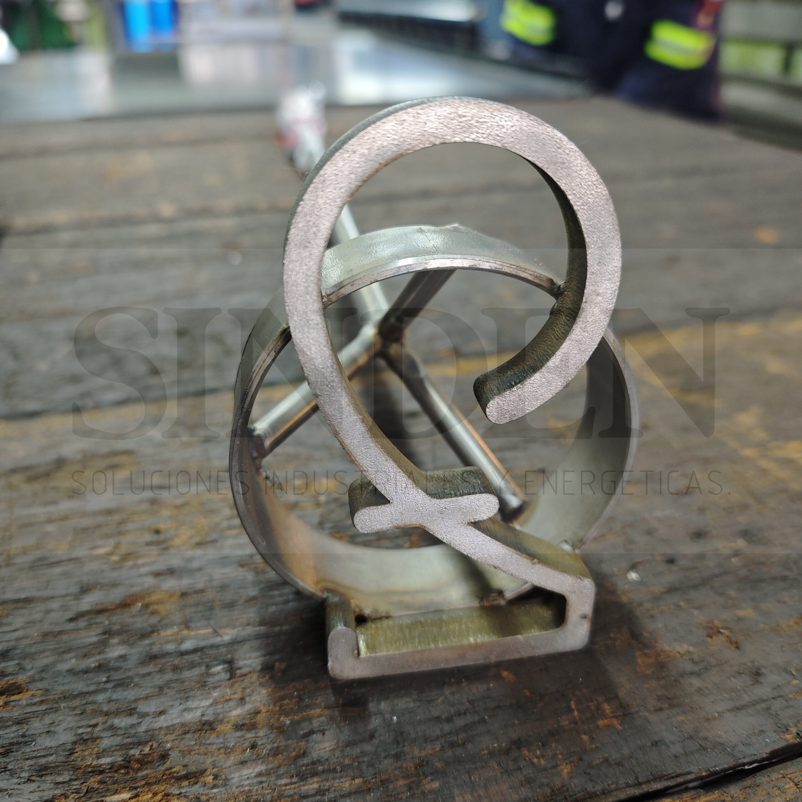 Marca de ganado con figura y letra dentro de un aro