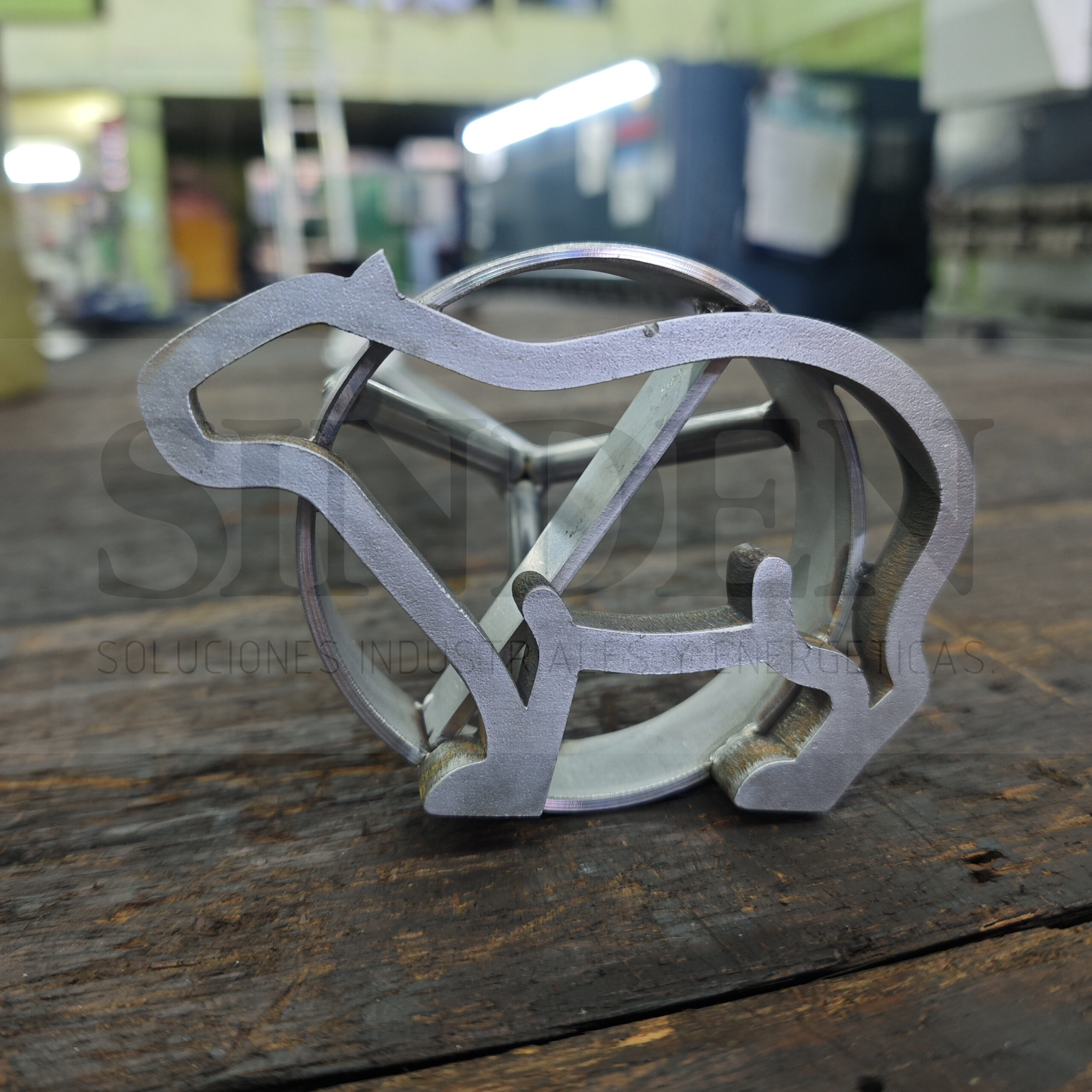 Marca de ganado con figura de vaca y letras, sobre madera