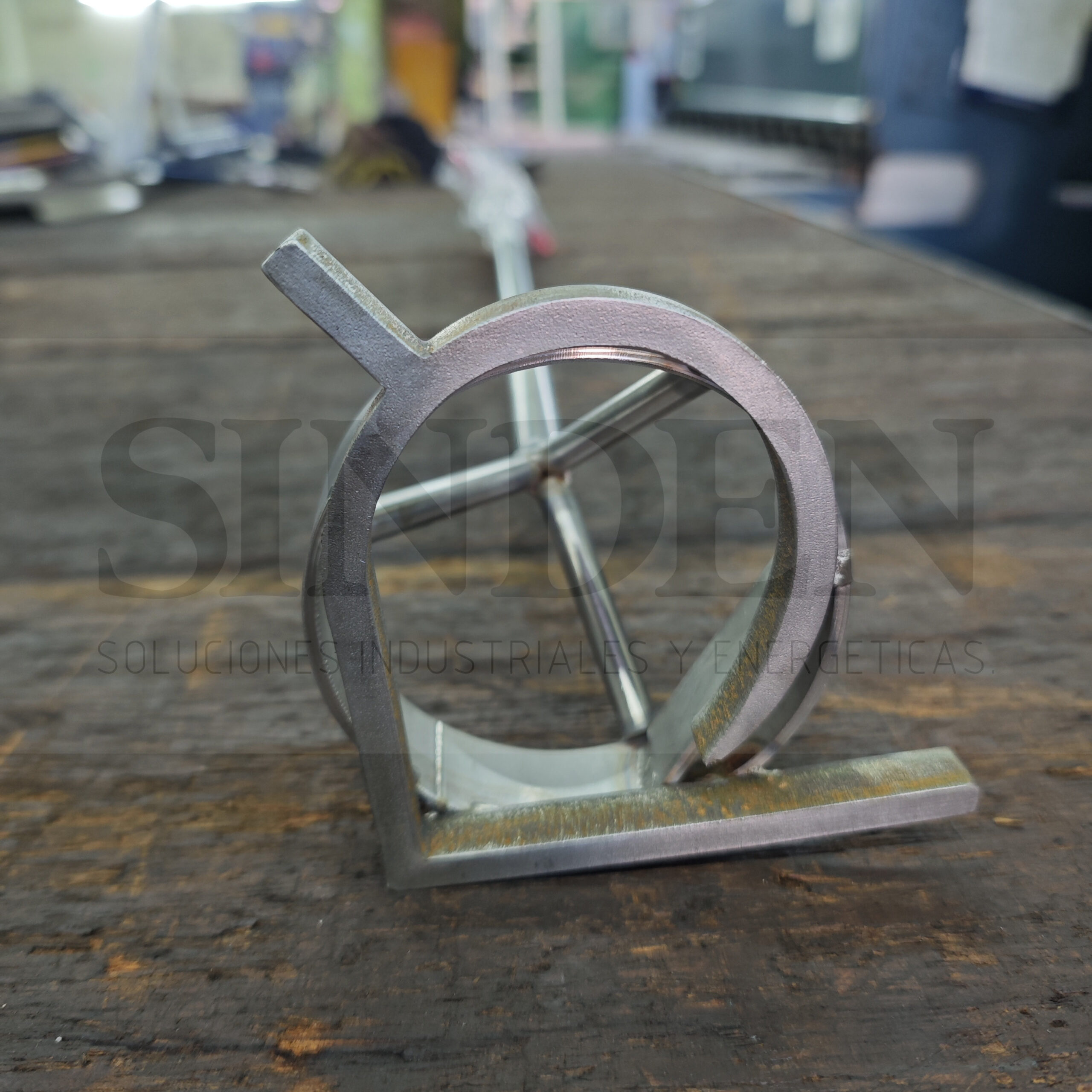 Marca circular con letra en acero inoxidable, vista lateral