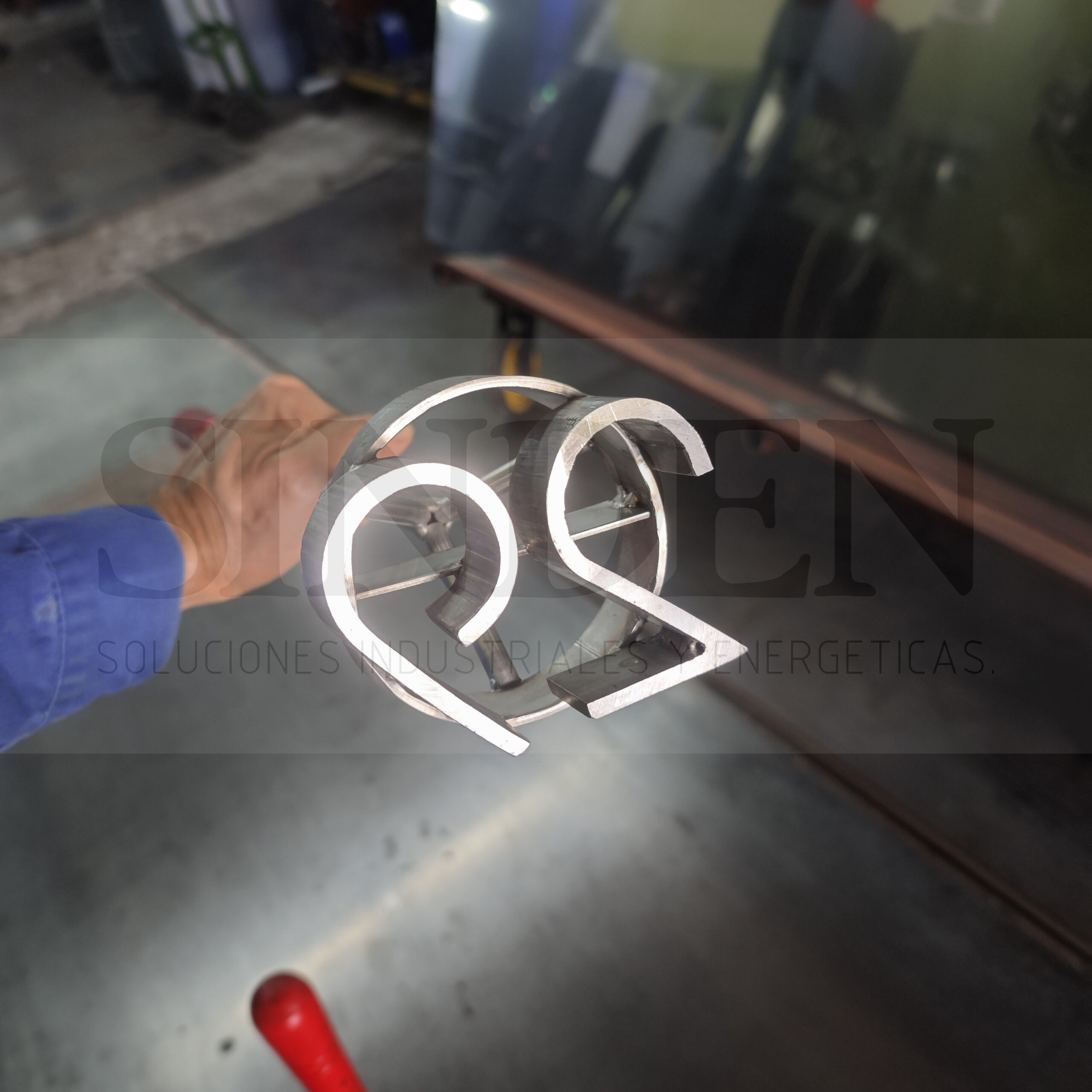 Marca de ganado con letras cursivas sobre la mesa