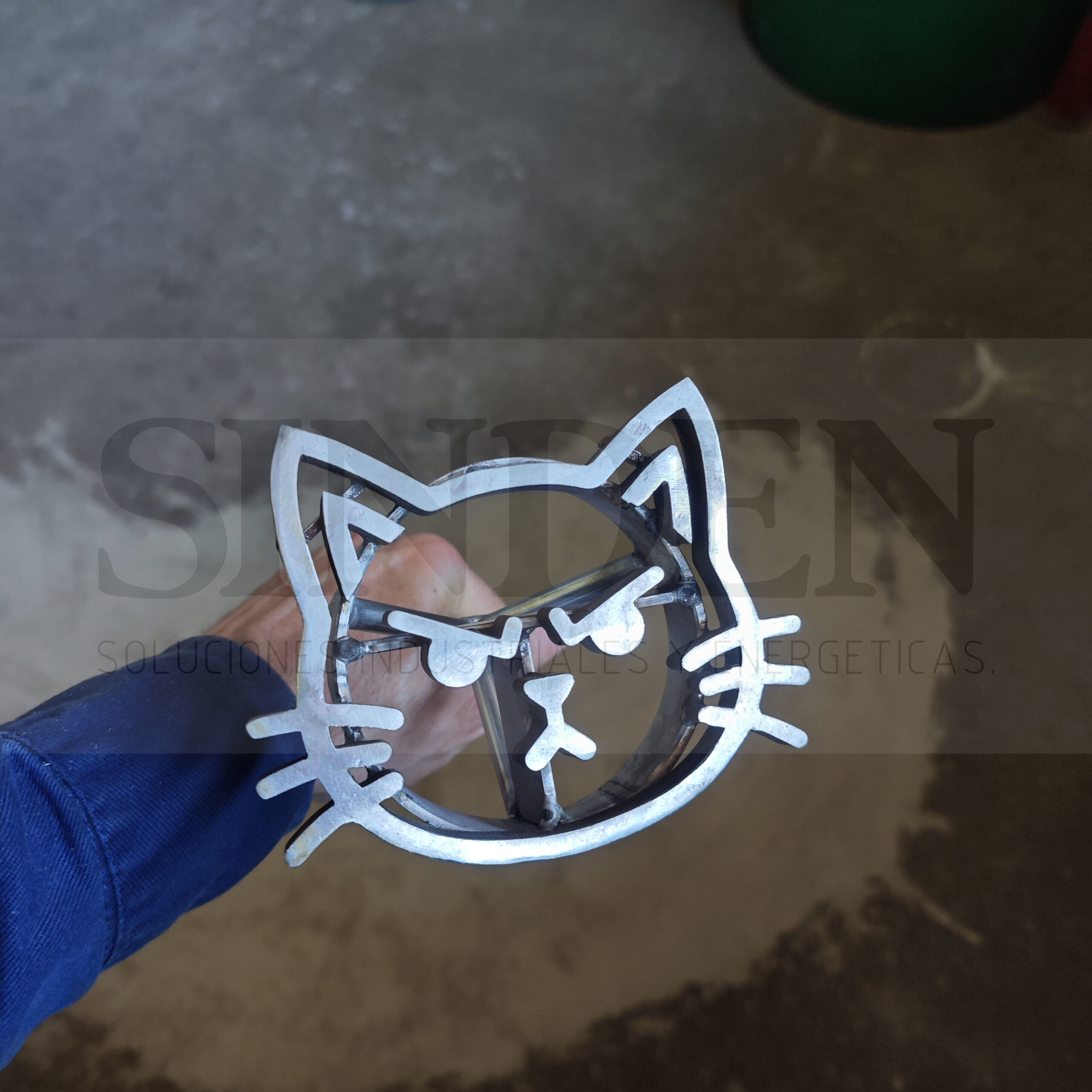 Marca de ganado con figura de gato, sobre la mesa de corte