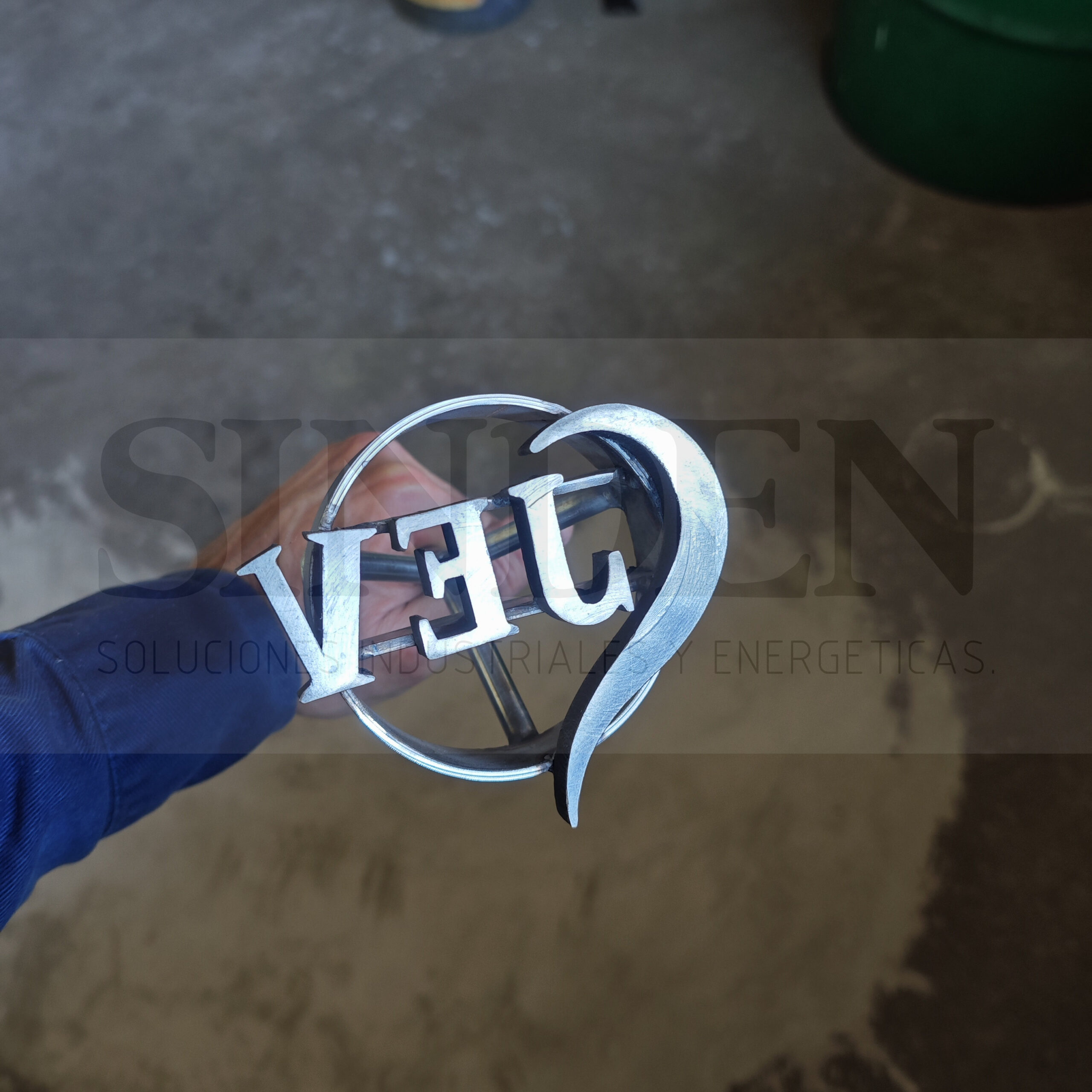 Marca para ganado con letras dentro de un corazón