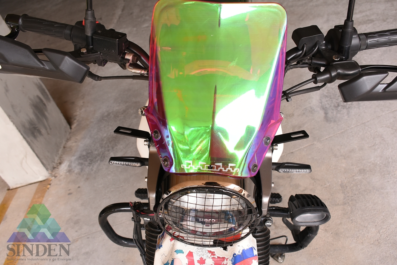 Vista frontal de la motocicleta con los soportes para exploradoras Xpulse 200 a ambos lados
