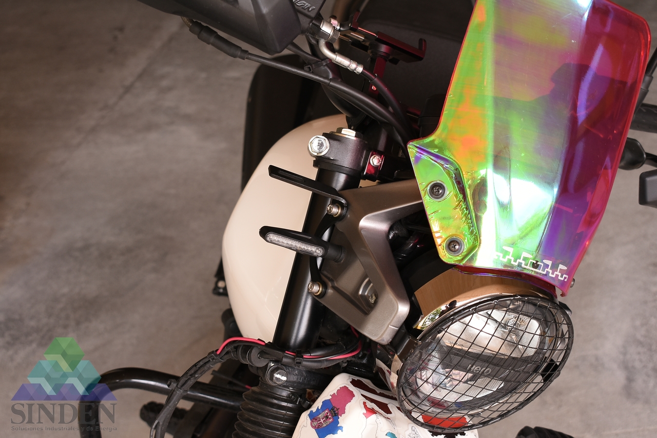 Vista delantera izquierda de la motocicleta con una pieza negra instalada