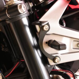 Soporte para exploradora Xpulse 200 instalado en el costado derecho del frontal de la motocicleta