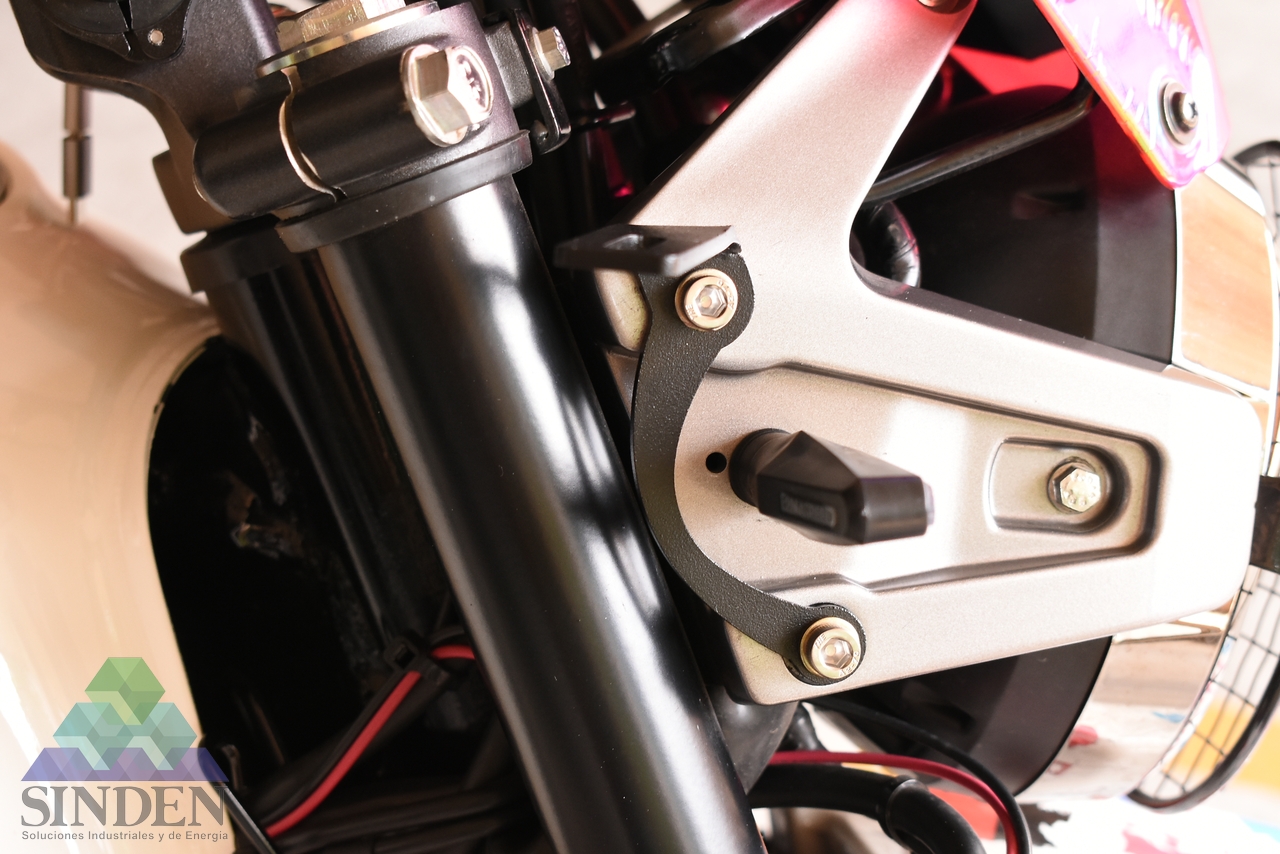 Soporte para exploradora Xpulse 200 instalado en el costado derecho del frontal de la motocicleta