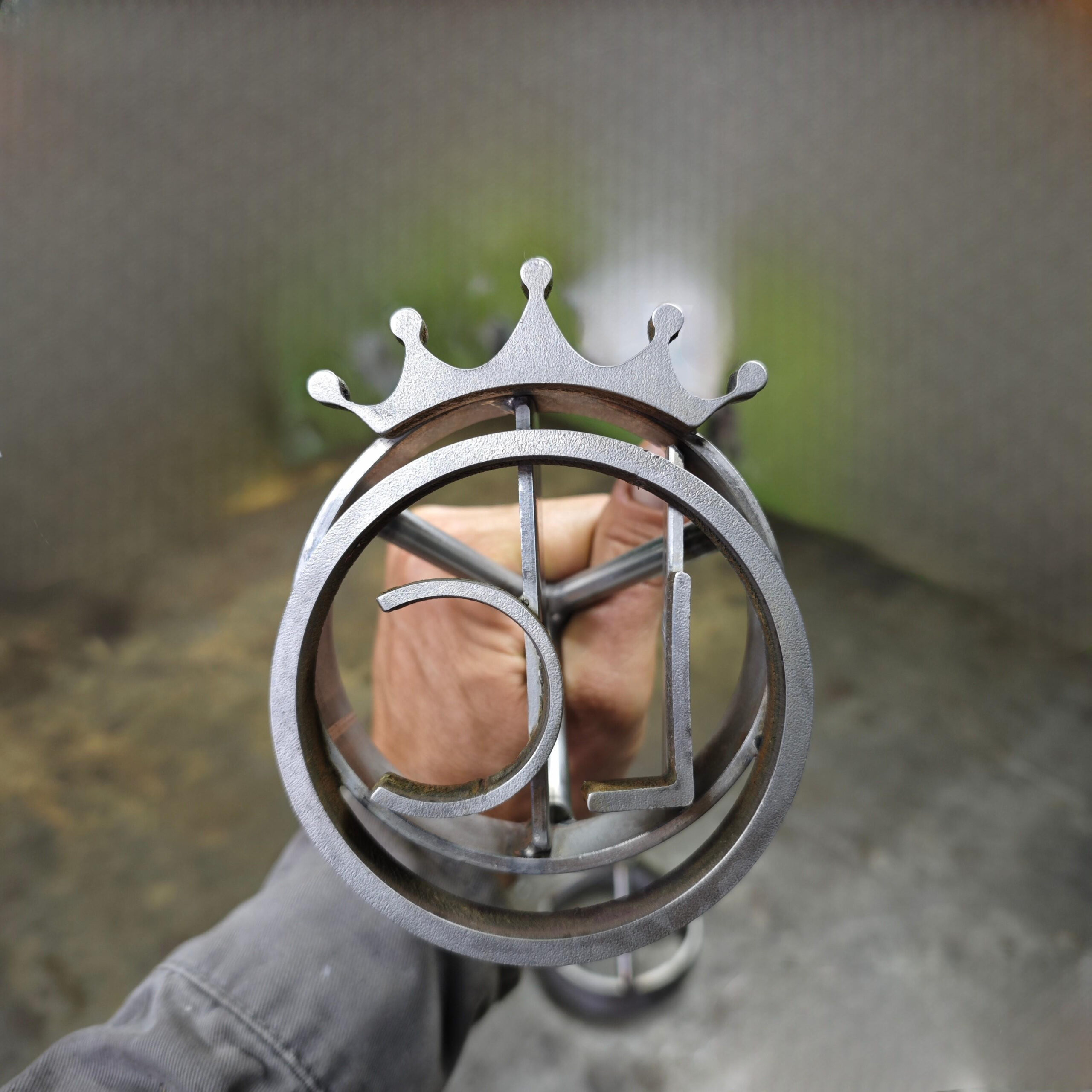 Marca de ganado con corona y letras, con la varilla instalada
