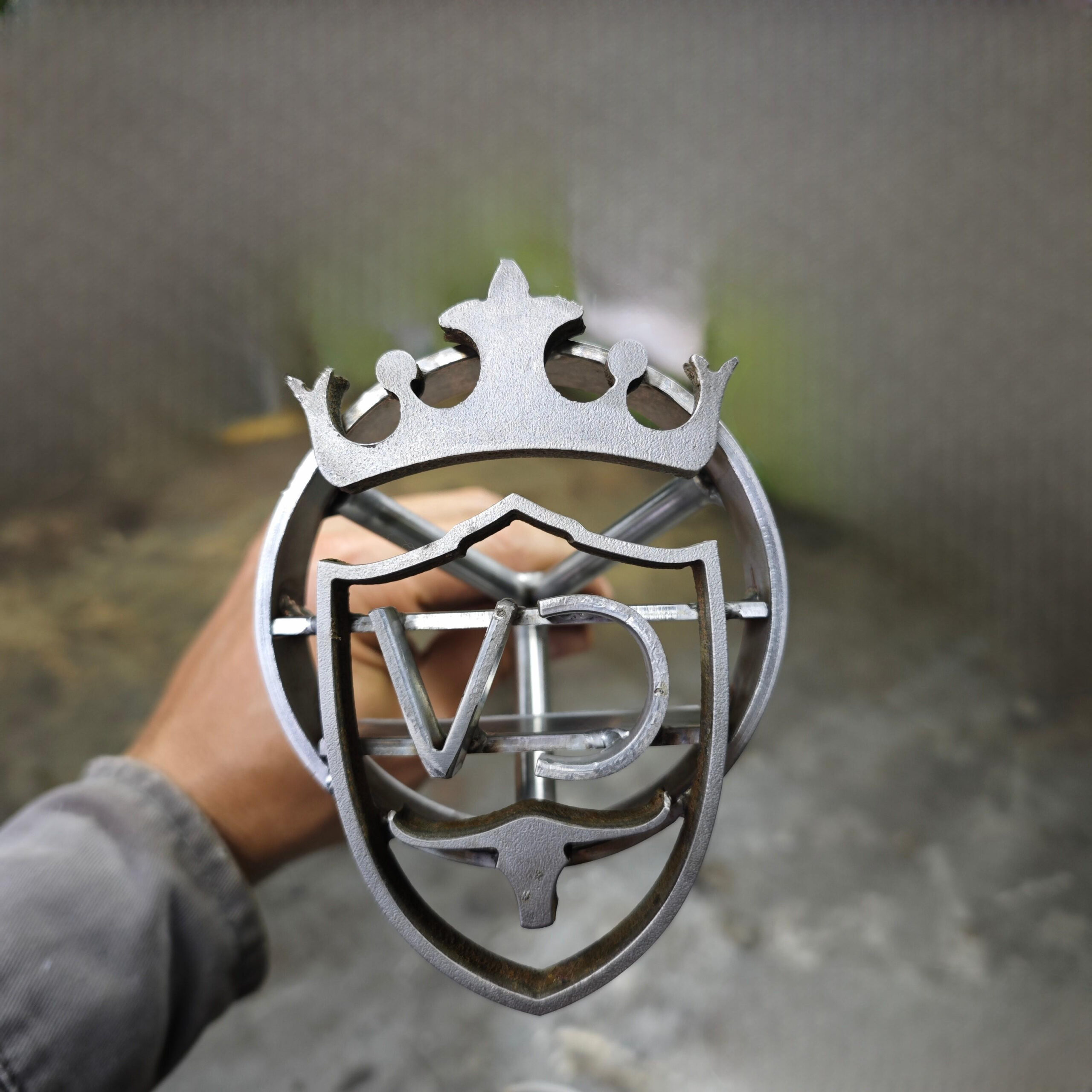 Marca en forma de escudo con corona y letras