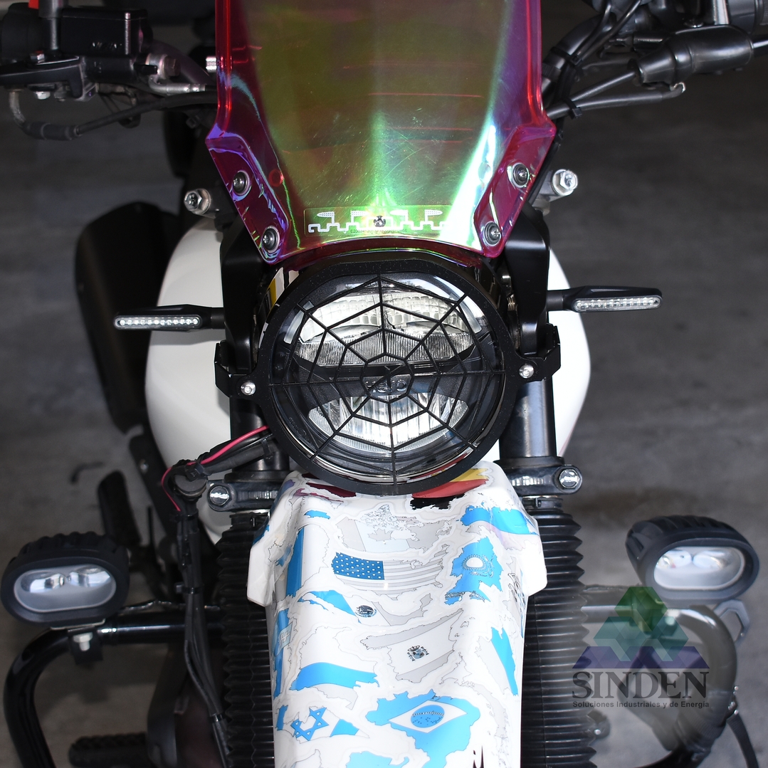Vista frontal de Hero Xpulse 200 con rejilla metálica instalada