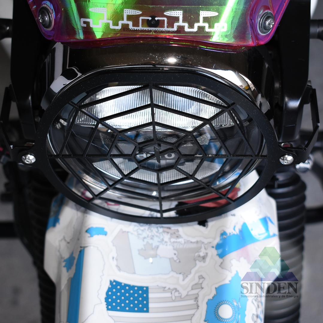 Protector de farola Spiderweb instalado en Hero Xpulse 200, detalle frontal