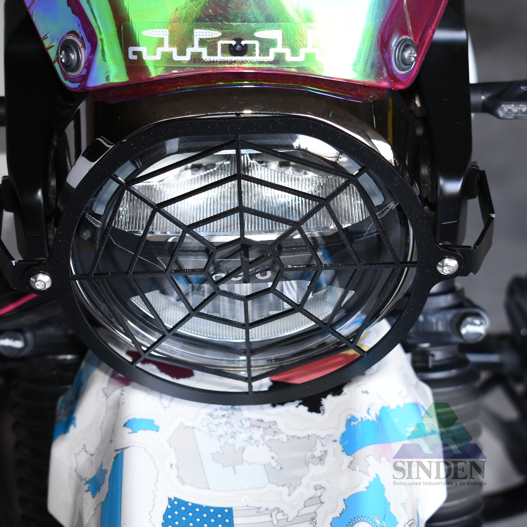 Rejilla metálica negra sobre la luz delantera de una motocicleta Hero Xpulse