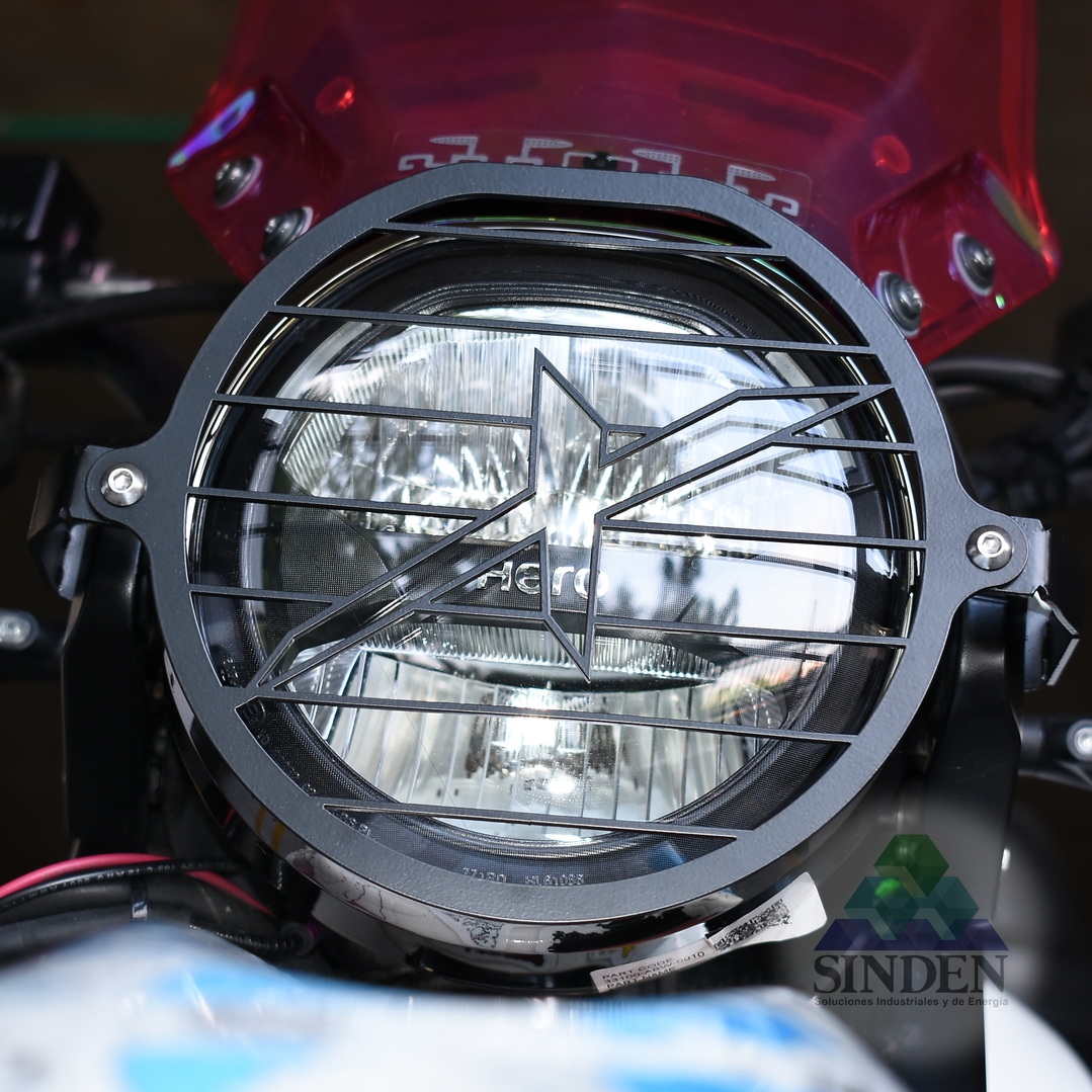 Protector de farola Xpulse 200 tipo persiana, vista frontal cercana instalado en la motocicleta