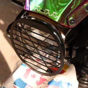 Primer plano del protector tipo persiana instalado delante de la farola de la motocicleta