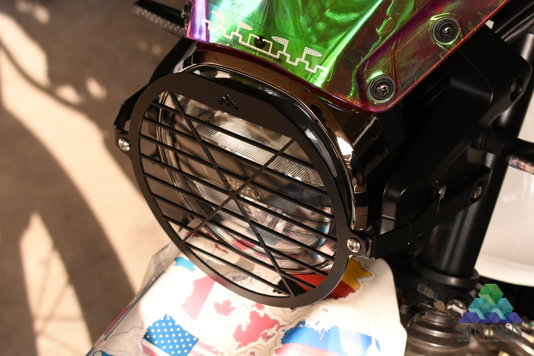 Primer plano del protector tipo persiana instalado delante de la farola de la motocicleta
