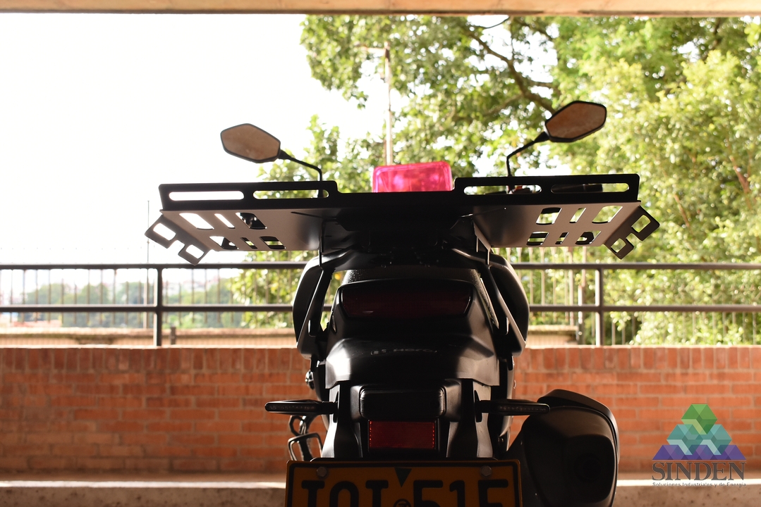 Vista frontal baja de la plataforma para equipaje instalada detrás del asiento de la motocicleta