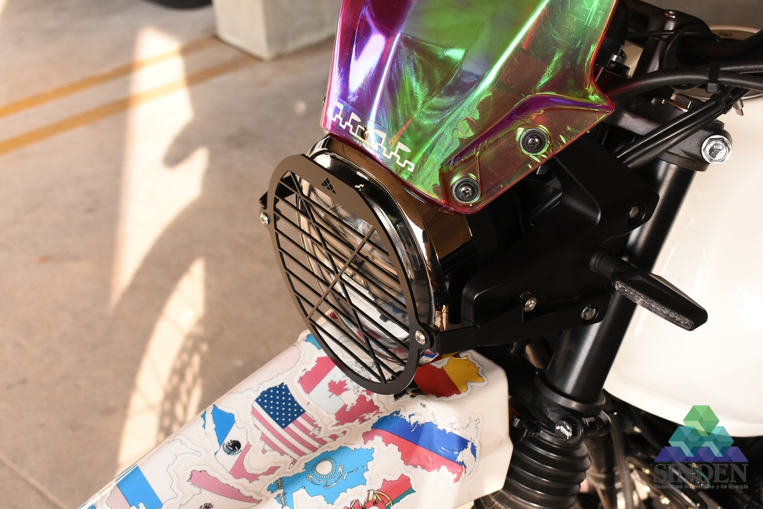 Rejilla negra sobre la luz delantera de la motocicleta vista desde el costado derecho