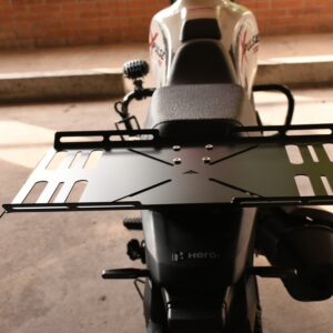 Vista trasera de parrilla para maleta flexible negra montada sobre una motocicleta Hero Xpulse