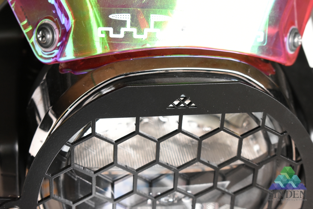Rejilla de farola Xpulse tipo panal instalada en la Hero Xpulse 200