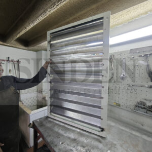 Modificación de ventanas de ventilación de cabinas de motor-generadores...