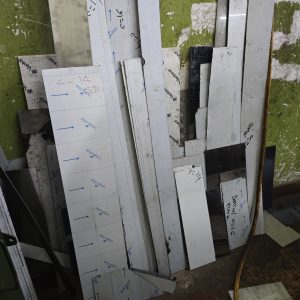 Retales de lámina inoxidable 430 cortada a la medida, con película protectora, en el taller de SINDEN