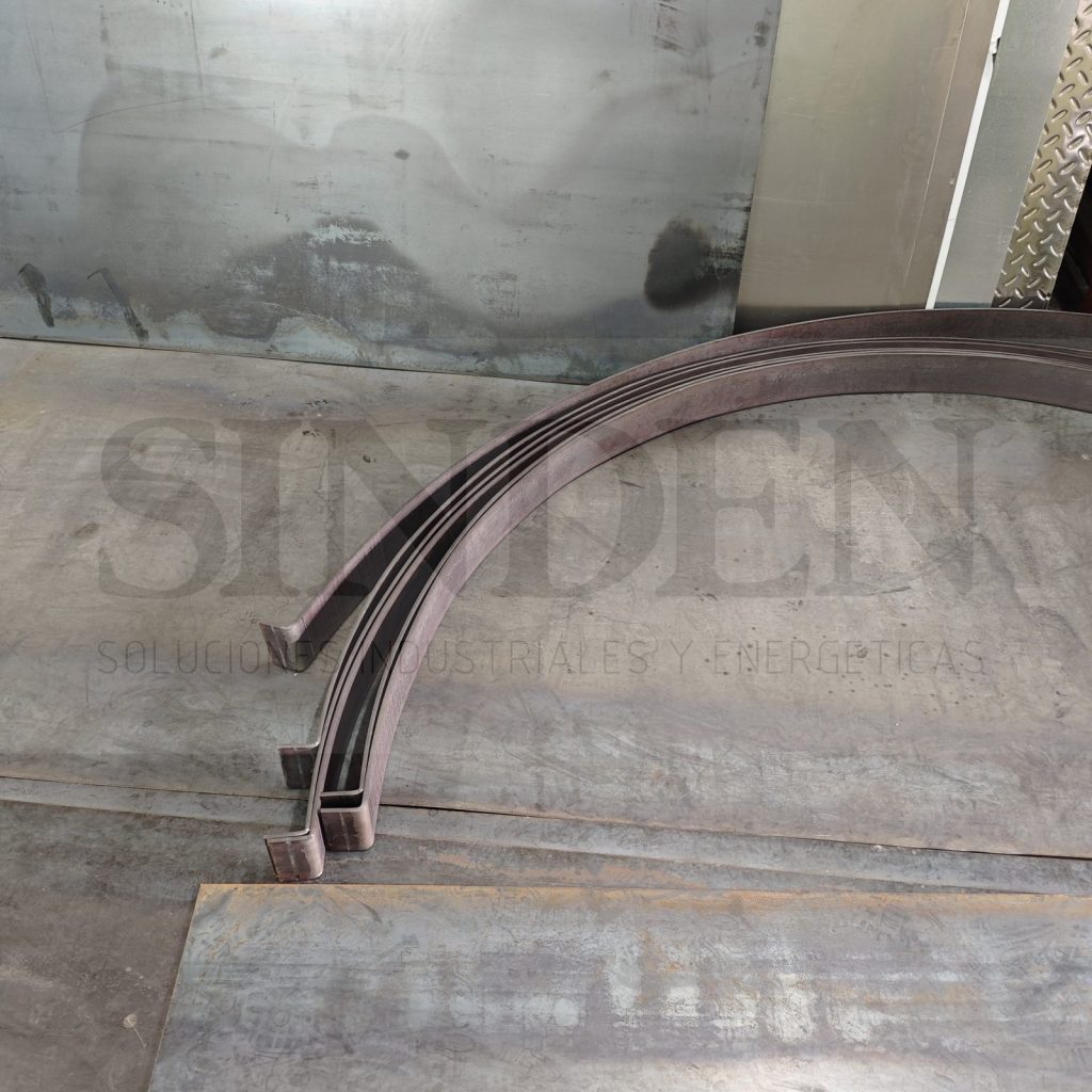 Bandas metálicas roladas en arco para un tanque, en el taller de SINDEN