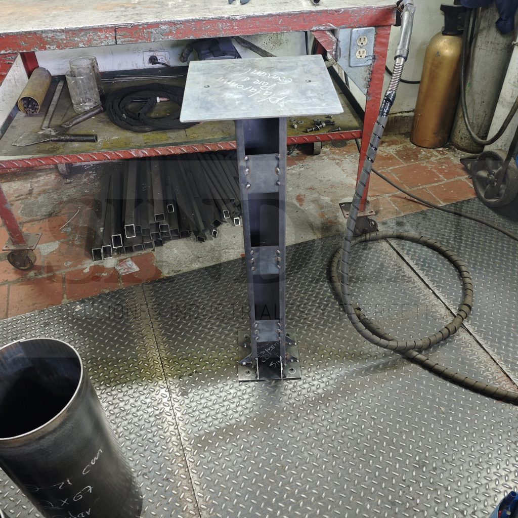Base para esmeril de banco en lámina con columna y plataforma, en el taller de SINDEN