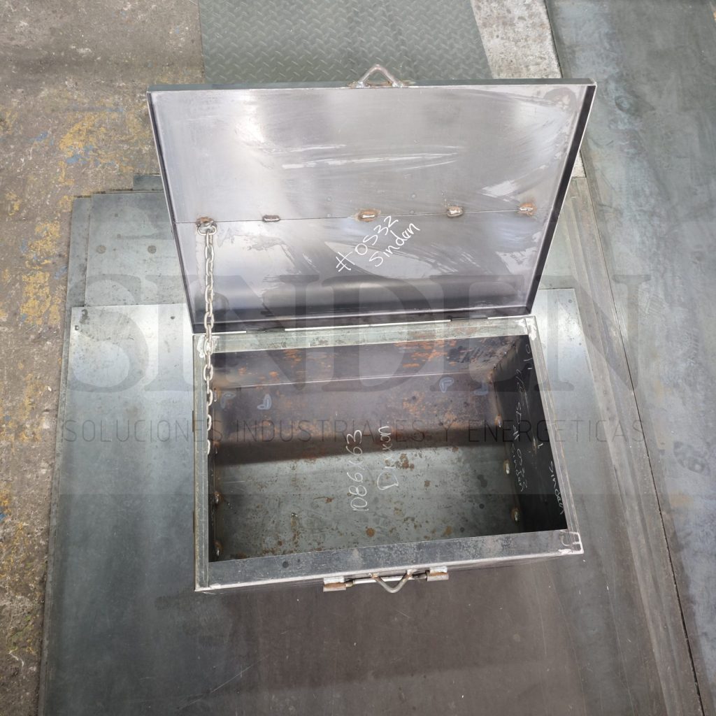 Interior del cajón de herramientas metálico con tapa fabricado en lámina por SINDEN