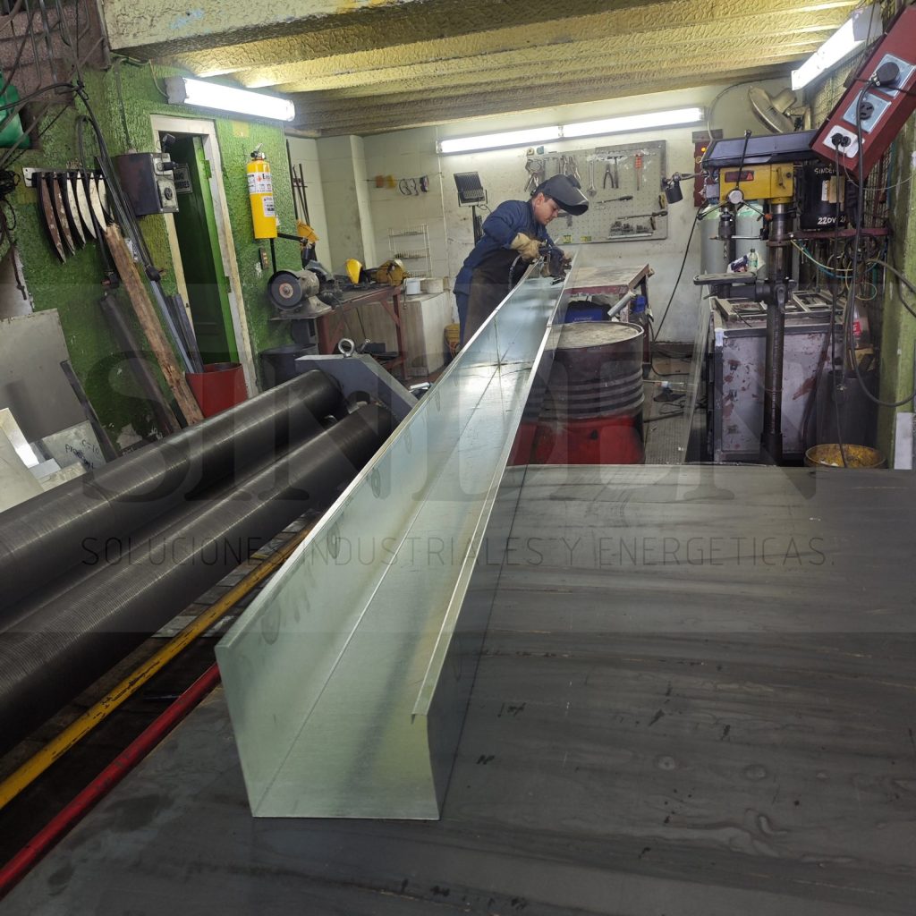 Canal de lámina galvanizada de gran longitud en el taller de SINDEN