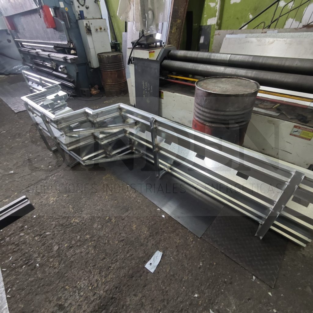Tramos de la formaleta metálica para cornisas ensamblados en el taller de SINDEN