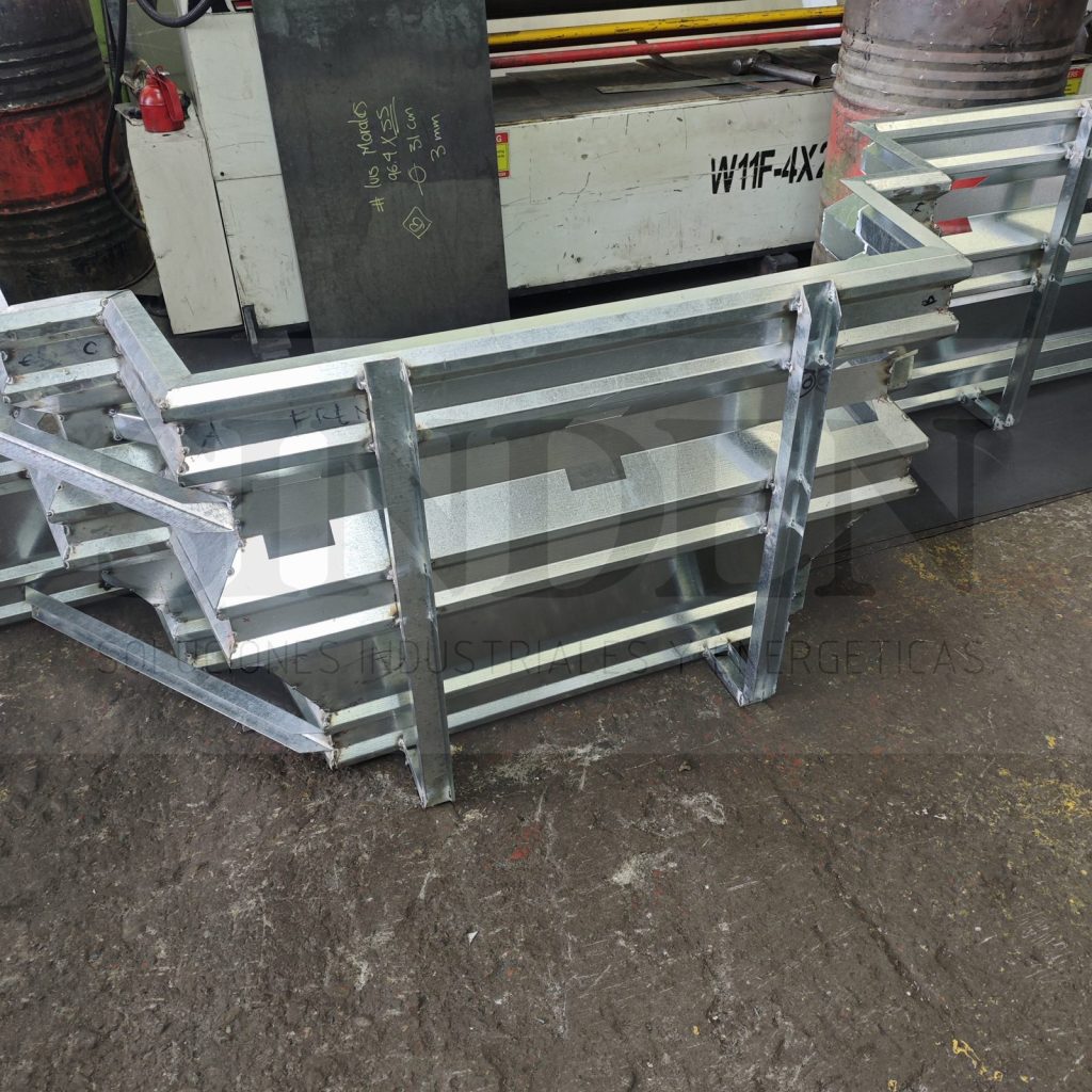 Detalle de los dobleces y la soldadura de la formaleta metálica para cornisas