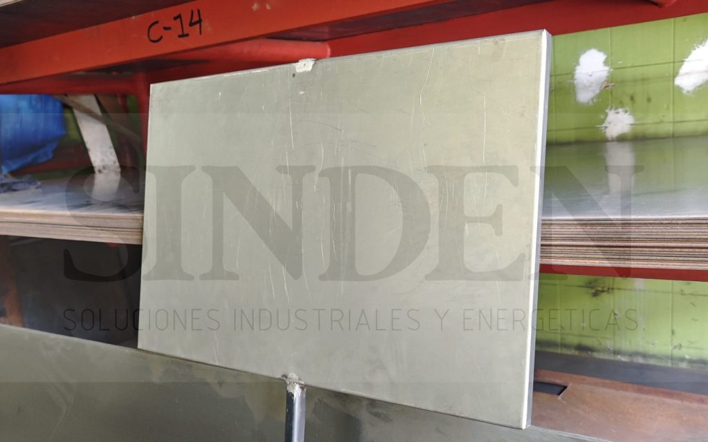 Letrero metálico a la medida en lámina con soporte tubular, fabricado por SINDEN en Bucaramanga