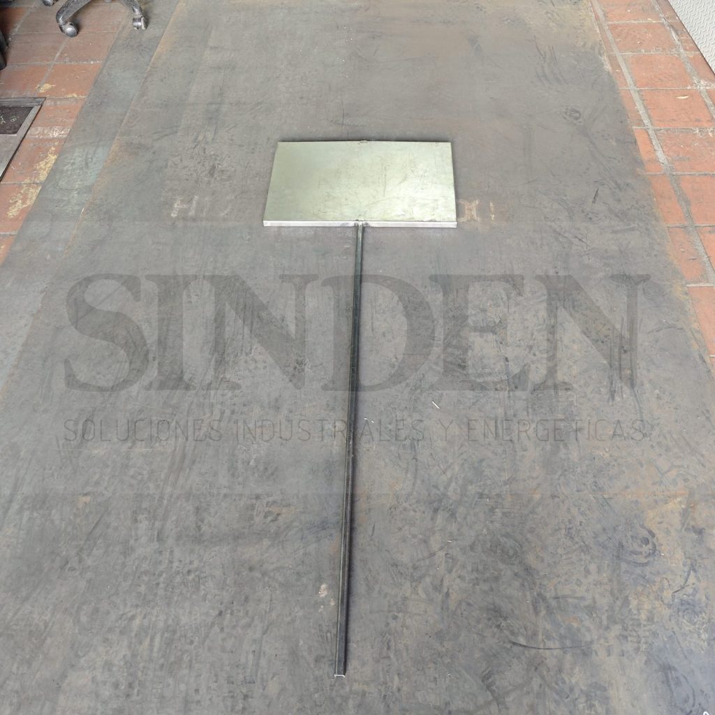 Letrero metálico a la medida con su soporte, sobre la mesa del taller de SINDEN