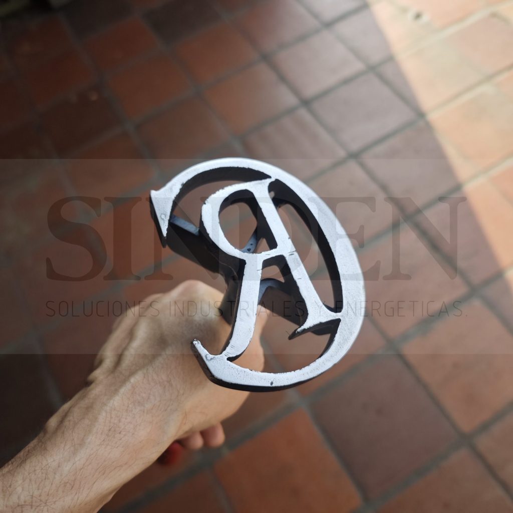Marca para ganado en acero inoxidable con una letra R cortada con láser