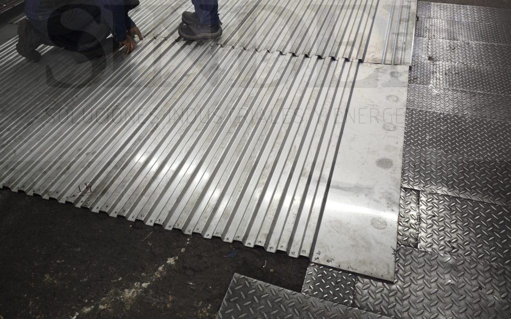 Piso de furgón en lámina con canales doblados, armado en el taller de SINDEN en Bucaramanga
