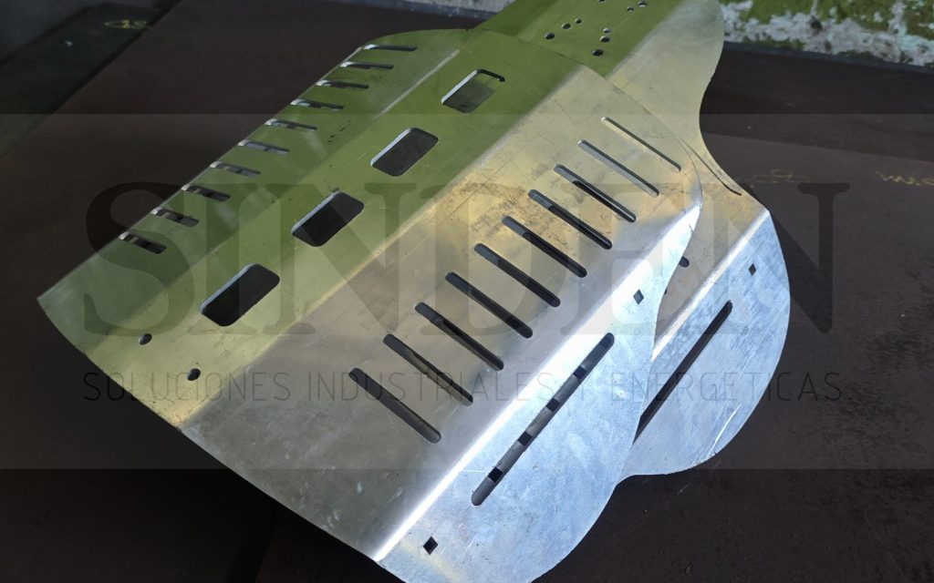 Protector de cárter para motocicleta en lámina con ranuras hechas con corte láser, fabricado por SINDEN