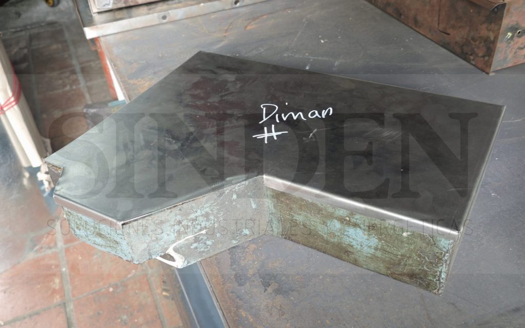 Pieza de lámina reconstruida en el taller de SINDEN a partir de la pieza original de un equipo